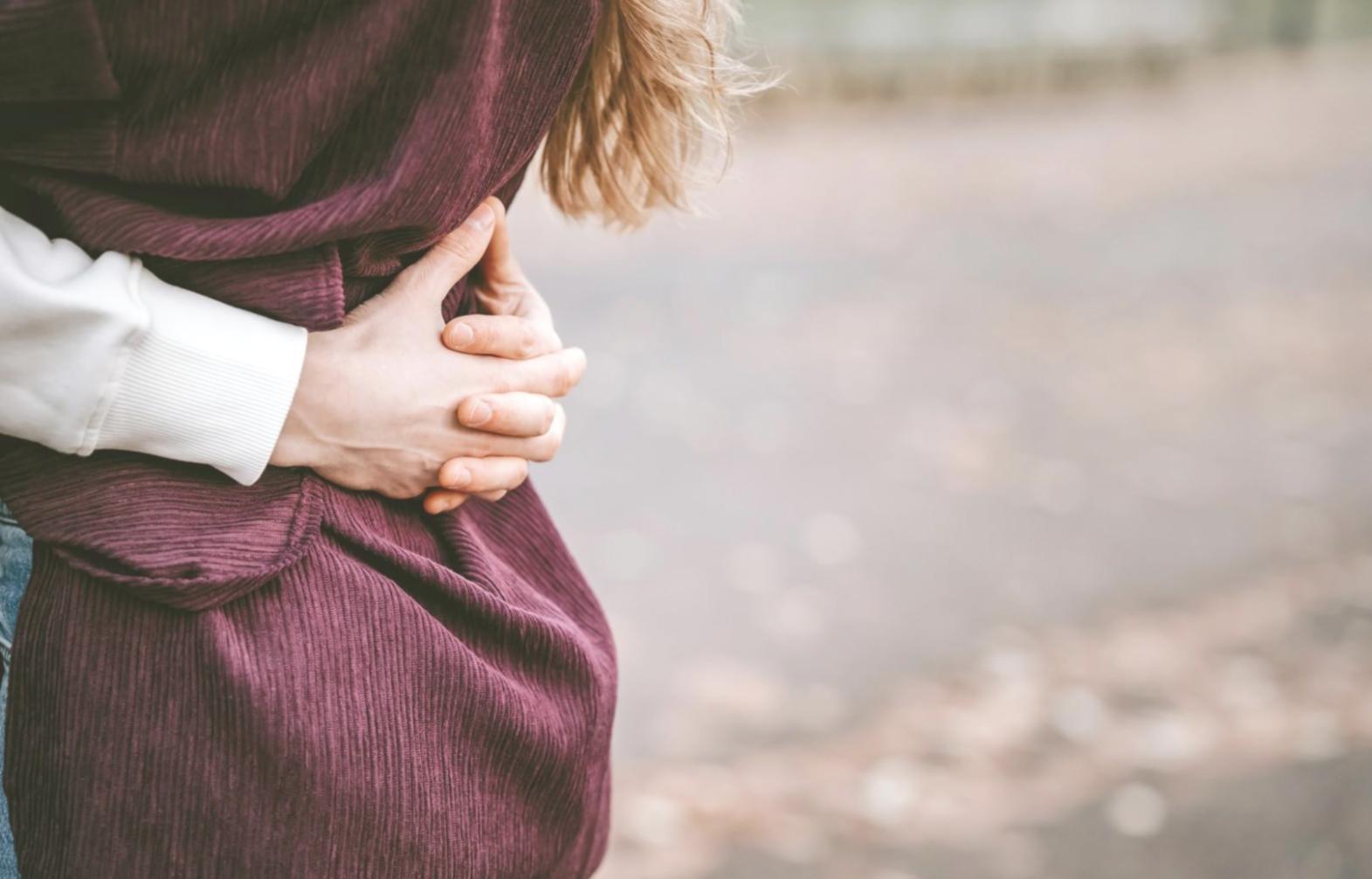 Genitori che pianificano regole familiari in un ambiente domestico tranquillo