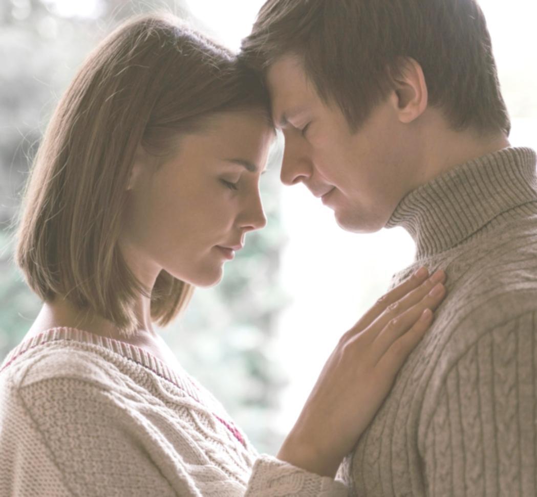 Famiglia che condivide momenti di apprendimento insieme