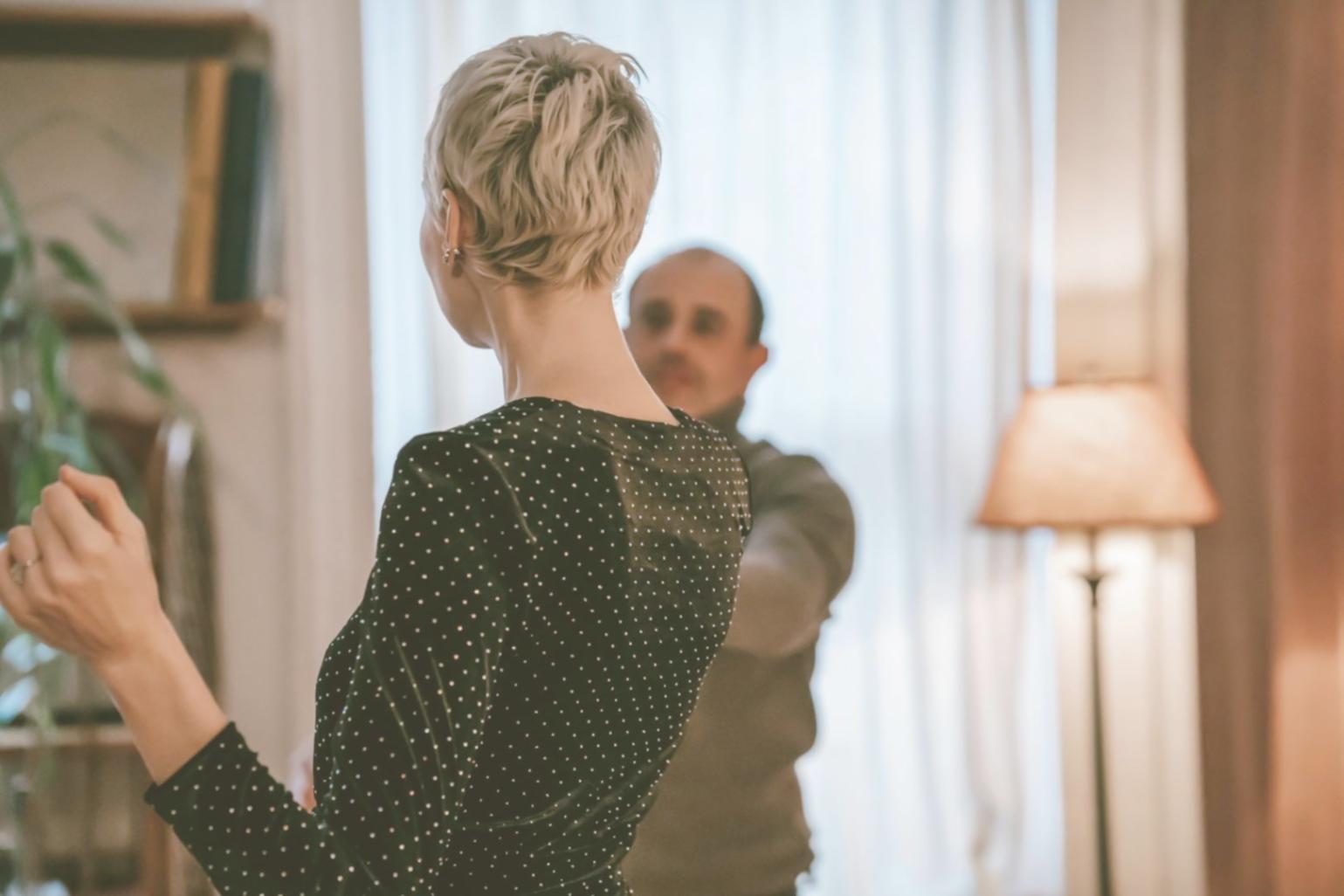 Momento familiare italiano che dimostra applicazione pratica di regole educative