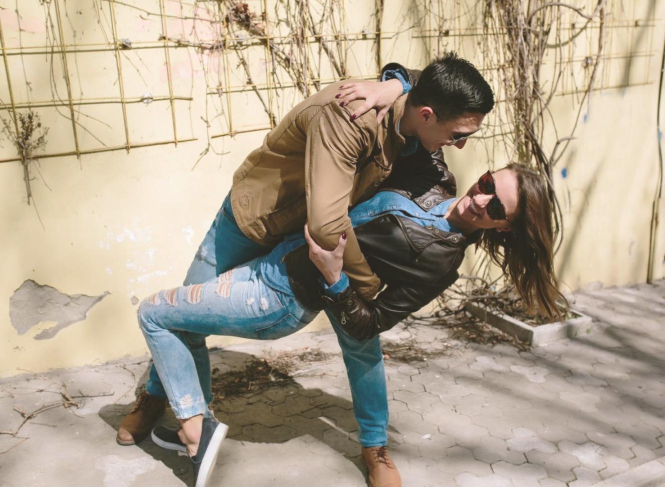 Famiglia che lavora insieme su regole condivise